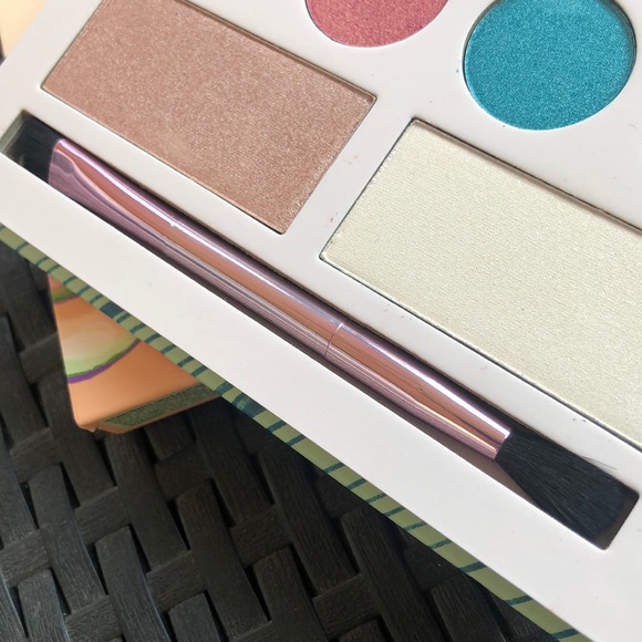 New LAURA MAKEUP LABS - Eyeshadow Palette & Brush - Picture 8 of 15